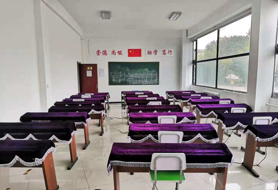 石家莊華師經(jīng)濟(jì)管理學(xué)校電子琴實(shí)訓(xùn)室