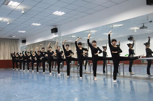 河北商貿(mào)學(xué)校幼師專業(yè)形體訓(xùn)練課