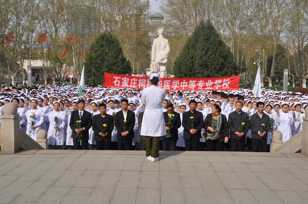 清明節(jié)學(xué)校師生在柯大夫墓前重溫事跡