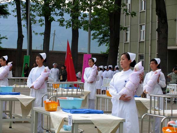石家莊柯棣華醫(yī)學(xué)院學(xué)生練習(xí)八包裹嬰兒